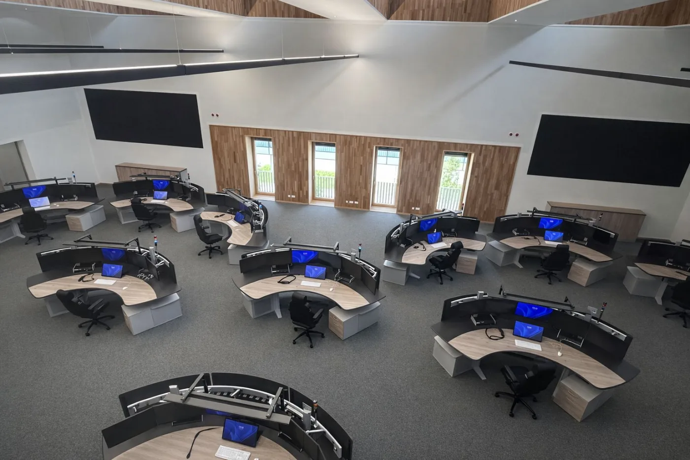 Geïntegreerde meldkamer in Fürstenfeldbruck met vijftien ergonomische operatorwerkplekken in een gebogen opstelling