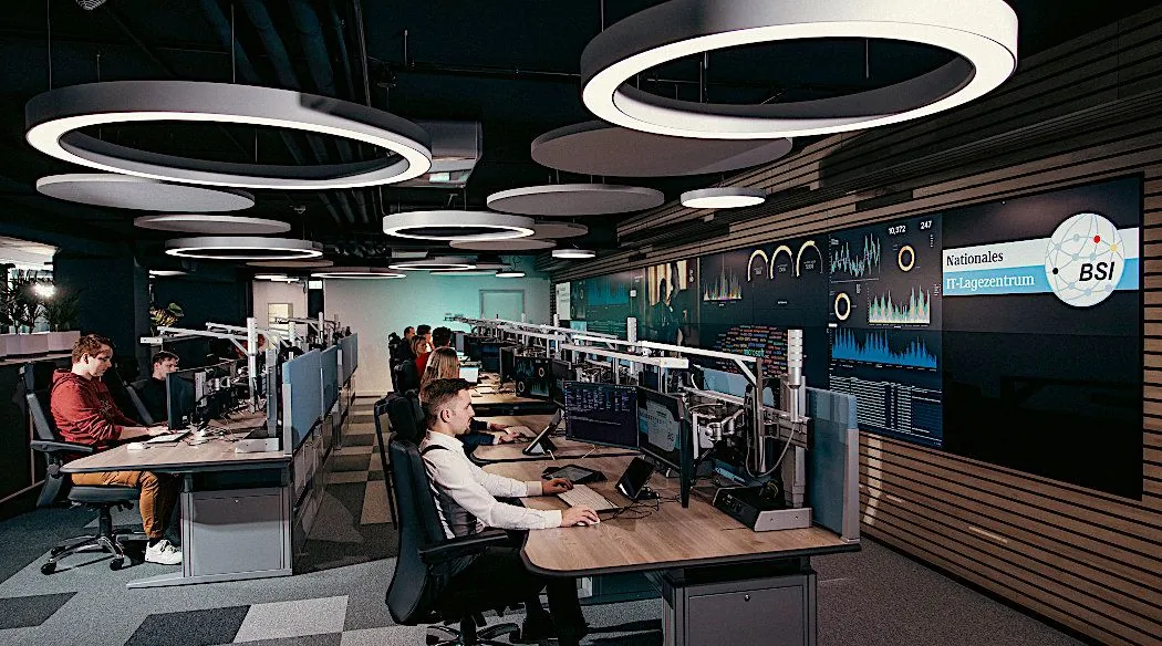 Overzicht van het Nationale IT-Lagezentrum van het BSI in Bonn met operatorwerkplekken en een gedeelde videowall